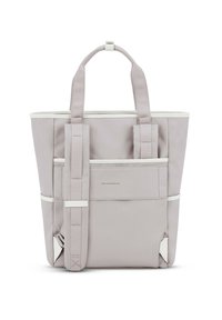 Bolso tote de nailon gris con acentos blancos, de forma rectangular, con dos asas superiores y una correa de hombro ajustable. Presenta bolsillos frontales y laterales.