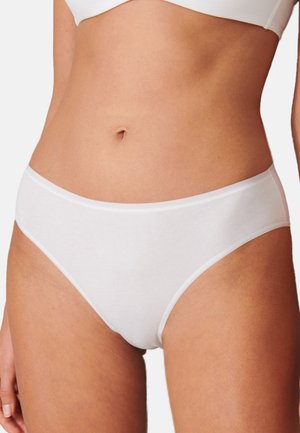 Witte katoenen slips met een gladde, naadloze uitstraling en een zachte elastische tailleband. Geschikt voor dagelijks gebruik.