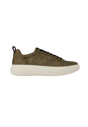 Sneaker low-top in camoscio verde oliva con lacci neri, suola bianca spessa e cinturino nero sul tallone, vista laterale.
