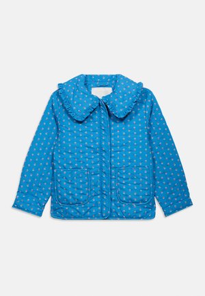 Μπλε καπιτονέ μπουφάν με μικρά λουλουδάτα σχέδια, μεγάλο βολάν για γιακά, μακριά μανίκια, φερμουάρ μπροστά και δύο μπροστινές τσέπες.