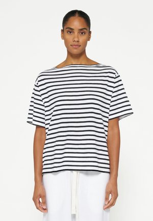 Camiseta de rayas en blanco y negro, hecha de una tela suave, con un escote amplio y mangas cortas, con un ajuste holgado y relajado.