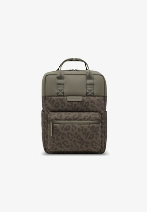 Rechthoekige rugzak met bovenhandvat, dubbele ritsen, voorvak met rits en donker olijfgroene luipaardprint op het onderste gedeelte en effen bovenste gedeelte.