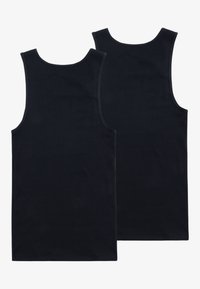Zwarte tanktops gemaakt van zacht katoen, met een eenvoudig ontwerp met brede schouderbanden en een ronde halslijn. Gladde textuur, geen patronen.