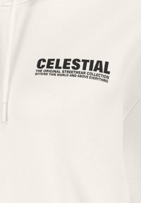 Weißer Hoodie mit Kapuze, auf der Brust mit schwarzem Text "CELESTIAL" und zusätzlichem Slogan darunter. Weicher, lässiger Stoff.