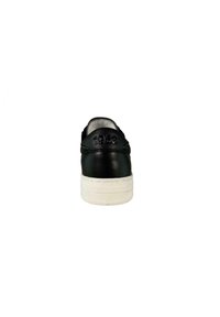 Sneaker in pelle nera con finitura testurizzata, caratterizzato da dettaglio embossato "1988", suola in gomma bianca e design a punta arrotondata.