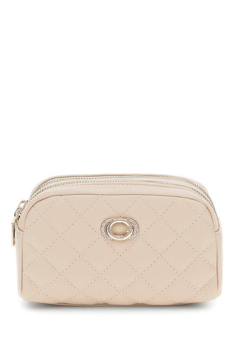 Borsa cosmetica beige trapuntata con logo in metallo dorato. Presenta due zip e una finitura in pelle liscia, con una forma leggermente arrotondata.