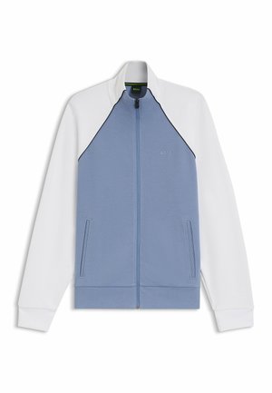 Blau-weiße Jacke mit Reißverschluss, langen Ärmeln, zwei Fronttaschen, schwarzen Paspelierungen und kleinem "BOSS"-Logo auf der Brust.