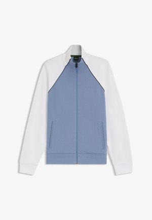 Blå og hvid lynlåstrøje med lange ærmer, to lommer foran, sort piping-detalje og lille "BOSS"-logo på brystet.