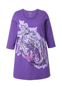 Fioletowa bawełniana koszulka z rękawami do łokci, zdobiona kwiatowym nadrukiem w jasnofioletowych i różowych akcentach. Okrągły dekolt, swobodny krój.