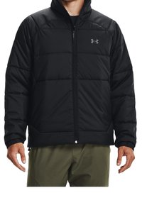 Czarna kurtka puchowa z pikowanym wzorem, pełnym zamkiem z przodu i ściągaczami na rękawach. Na lewej piersi znajduje się logo Under Armour.