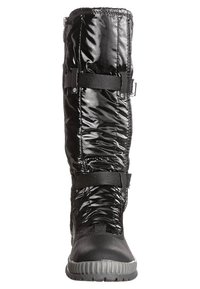 Botas negras hasta la rodilla con un exterior brillante y acolchado; cuentan con correas ajustables, suelas de goma y un área del pie texturizada.