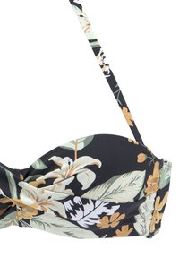 Kvetinový bikini top s čiernym pozadím. Obsahuje biele a žlté kvety, zelené listy, nastaviteľné ramienka a skrútený predný dizajn.