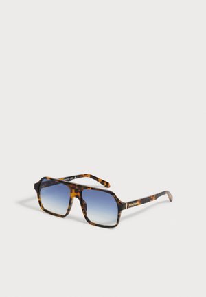 Lunettes de soleil rectangulaires en écaille avec des verres dégradés bleus et des branches fines, inclinées vers la droite sur un fond clair.