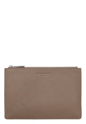 Suorakulmainen taupen värinen nahkainen clutch-laukku, jossa ylhäällä vetoketju ja hillitty kohokuvioitu brändilogon keskellä lähellä yläreunaa.