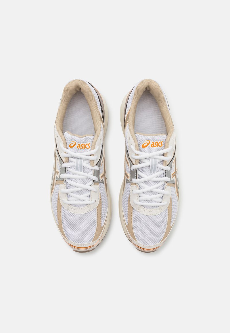 Weiße Mesh-Laufschuhe mit beigen Akzenten, symmetrisches Design, Schnürsystem und einem Logo auf der Zunge. Leichtes, atmungsaktives Material.