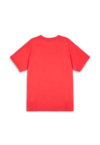 Camiseta corta roja de manga corta, hecha de una suave tela de algodón, con cuello redondo y un corte relajado, sin patrones o acentos visibles.
