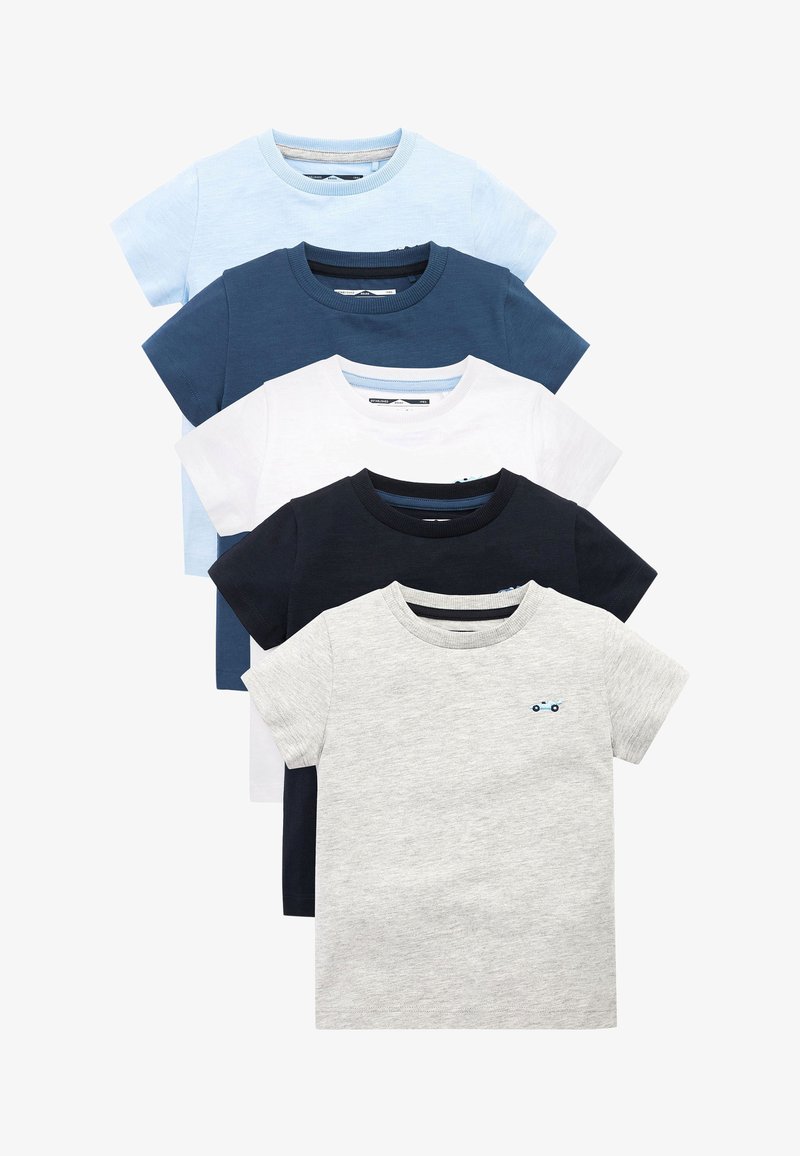 Vijf katoenen t-shirts in lichtblauw, donkerblauw, wit, marineblauw en grijs. Elk heeft een ronde halslijn en korte mouwen. Bevat kleine auto borduursels.