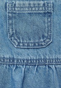 Denimsko blago v svetlo modri barvi z zadnjim žepom in gubanjem na dnu, z vidnimi šivi po celotni površini.