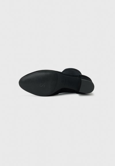 Pantofii negri din suede cu toc înalt, având o talpă din cauciuc texturat, cu vârf rotund și un design superior neted și elegant.