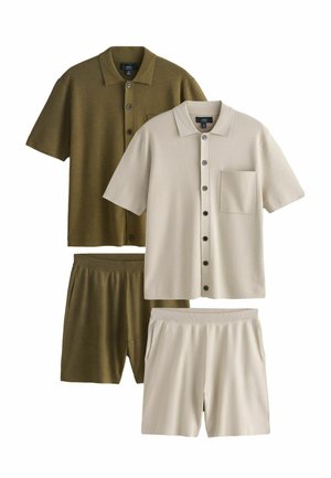 Zwei kurzärmelige Hemden mit Knöpfen und Kragen sowie passende Shorts mit elastischem Bund, ein Set in Beige und das andere in Olivgrün.