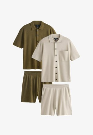 Deux ensembles comprenant une chemise à manches courtes boutonnée avec col et un short assorti à taille élastique, l'un en beige et l'autre en vert olive.