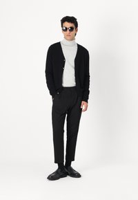 pure cashmere MEN V NECK CARDIGAN - Kardigan - black