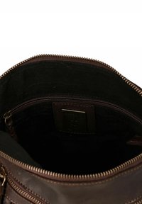 Borsa a mano in pelle marrone con superficie testurizzata, chiusura con cerniera e tasca interna. Presenta foderatura in tessuto scuro e etichetta con logo.