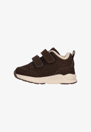 Brune ruskind sneakers med beige sål. Har to velcro-remme og en polstret krave. Holdbart, let design velegnet til børn.