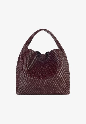 Sac à main bordeaux tissé de forme arrondie et muni d'une poignée unique, avec une surface texturée et une fermeture à cordon élastique.
