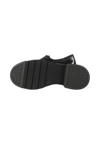 Sole di scarpa nera con una superficie in gomma testurizzata, caratterizzata da scanalature orizzontali e un'area di presa a motivo. Fianchi lisci con elementi di design minimal.