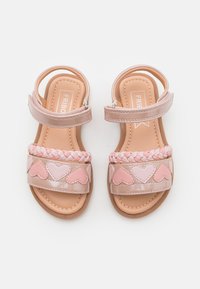 Rosa sandaler med en flette-design på stroppene, som har hjerteformede detaljer, laget av syntetisk materiale, åpen tå og justerbar ankelstropp.