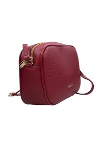 Borsa a tracolla rossa in pelle con finitura texturizzata, zip dorata e tracolla regolabile, caratterizzata da una forma rettangolare e un design minimalista.