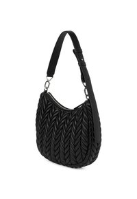 Svart vevd lærveske med en buet form og flettet tekstur, med avtagbar skulderstropp og sølvfargede detaljer.