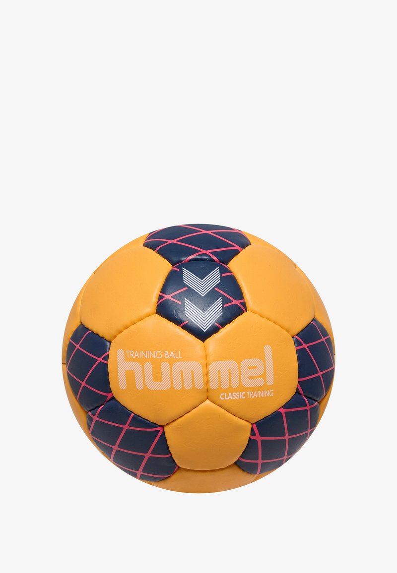 Orange og blå træningsbold med hexagonale paneler, der har en tekstureret overflade, pink gittermønster og hvidt varemærke "Hummel."