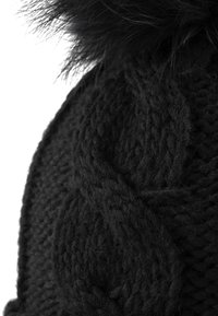 Beanie nera a maglia con un motivo a treccia testurizzato, dotata di un pompon in pelliccia morbido sulla sommità. Realizzata in morbido filato spesso.