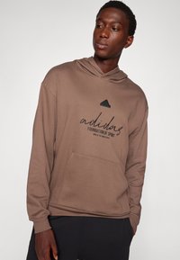 adidas Sportswear BRAND LOVE HOODIE - Felpa con cappuccio - earth strata