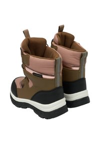 Botas impermeables marrones y rosas con una parte superior texturizada, cuello acolchado y suela negra contrastante. Presentan dos correas para un ajuste seguro.