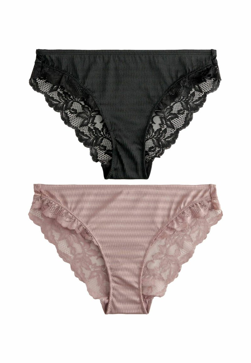 Culotte nero con pizzo, con una texture a coste sopra, e culotte rosa a righe con dettagli in pizzo sotto. Entrambi presentano bordi in pizzo floreale.