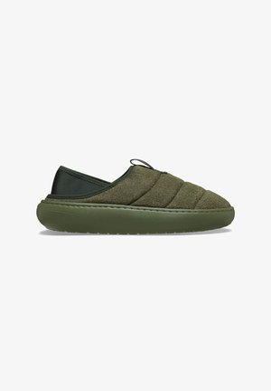Grønne slip-on sko med en quiltet tekstur, lavet af stof og gummi, med en rund tå og en flad sål med minimal slidbane.