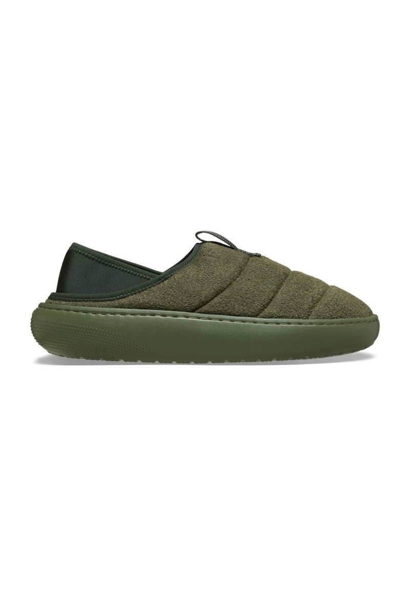 Scarpe verde scivolate con texture trapuntata, realizzate in tessuto e gomma, con punta arrotondata e suola piatta con minimo battistrada.
