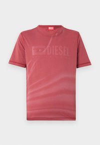 Rød kortermet T-skjorte laget av glatt stoff med en subtil, preget "DIESEL"-logo på forsiden. Rund halslinning og sømmer.