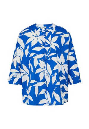 Blauw overhemd met grote witte bloemen- en bladprint en driekwart mouwen.