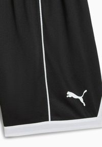 Shorts de sport noirs avec une bande blanche et un logo Puma en blanc dans le coin inférieur droit. Le tissu semble léger et respirant.