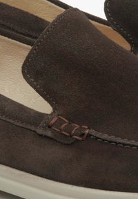 Bruine suède instap schoenen met een gestikte leren accent. Voorzien van een platte rubberen zool en een gladde voering voor comfort.