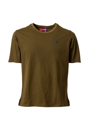 T-shirt tinta unita verde oliva a maniche corte con collo tondo, piccolo logo blu ricamato sul petto sinistro ed etichetta interna arancione sul collo.