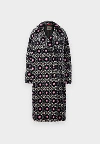 Cappotto lungo in pelliccia ecologica con motivo floreale in toni di nero, rosa e grigio. Presenta un colletto a scialle e bottoni doppiopetto.