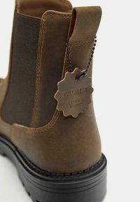 Hnedá kožená členková čižma s elastickými bočnými panelmi, zaoblenou špičkou, čiernou gumovou podrážkou a koženou štítkou s vyrazeným logom "PULL&BEAR".