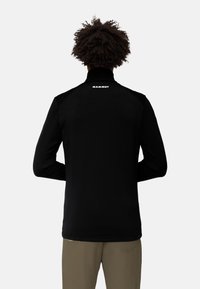 Zwarte longsleeve shirt met een hoge kraag, met een logo op de achterkant, gemaakt van een gladde, elastische stof, geschikt voor actieve kleding.