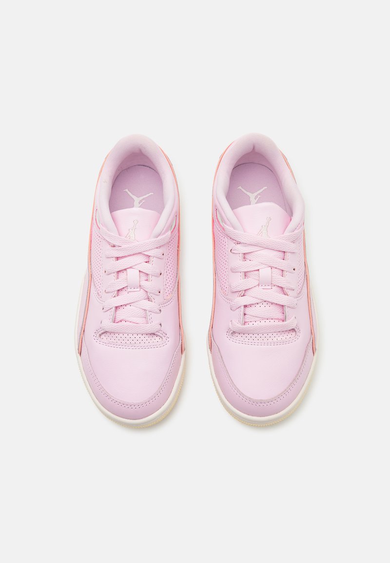 Baskets, tige synthétique rose avec des détails en mesh, bout arrondi, fermeture à lacets, logo sur la languette et semelle en caoutchouc claire.