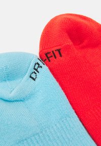 Nike Performance EVERYDAY PLUS CUSH CREW UNISEX 3 PACK - Meias desportivas - light crimson/black/blue chill/deep royal blue
